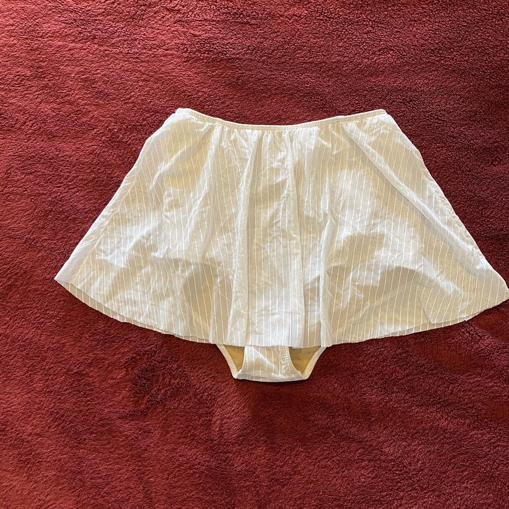 Kortni Jeane white who wears short skirts